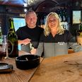 Mai-Britt 'Majer' Sørensens mor har også arbejdet på Marsk Stig Kro og andre lokale beværtninger engang, så Majer siger selv, at det »nok ligger lidt i blodet« at stå bag baren. Majer og Peder Sørensen holder reception for at fejre overtagelsen af 'Marsken' lørdag 30. august. Foto: CSJ