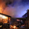 En brand, der formodentlig er startet i eller omkring bilen i garagen, spredte sig natten til mandag til den tilhørende villa på Keravej i Hjørring. Foto: Presse-fotos.dk.