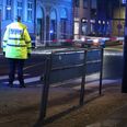Sent torsdag aften blev beboerne i en mindre etageejendom på Ahlgade i Holbæk vækket af et enormt brag, da en form for sprængladning pludselig gik af i en opgang. Foto: presse-fotos.dk