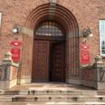 Torsdag formiddag kl. 11 bliver en 15-årig fremstillet i grundlovsforhør ved Retten i Odense med krav om varetægtsfængsling. Han er sigtet for at medvirke i det grove overfald på Jane Jeginds mand.