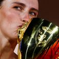 Mathilde Arcel kysser sin nyvundne pris. Foto: REUTERS/Yves Herman TPX