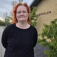 "Det er en god ide, at vi sætter os sammen med de andre skoler om en løsning", lyder det fra Clara Nørrevang, der er med i gruppen 'Bevar Rougsøskolen - vi står sammen i Ørsted og omegn'. Foto: Anette Bonde.