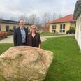 Syddjurs Kommunes chef for sundhed og ældre, Niels M. K. Diedrichsen og daglig leder af Frejasvænge, Pernille Frisch, kan glæde sig over, at Arbejdstilsynet har ophævet de to påbud, som Frejasvænge fik af tilsynet i efteråret 2024. Foto: Lars Norman Thomsen