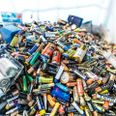 Econet har gennemført en analyse for Elretur, som viser, at 810 tons batterier årligt ender enten i småt brændbart på genbrugspladsen eller i skraldespanden under køkkenvasken. Foto: Elretur