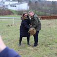 Udvalgsformand Rikke Randrup Skåning og borgmester Lars Storgaard tog det første spadestik sammen. Foto: Favrskov Kommune
