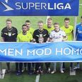 Brøndby og FCK-spillere sår side om side i kampen mod homofobi ved kampstart på Brøndby Stadion.