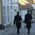 Vægterne i Ebeltoft har tilsyneladende haft ekstra brug for deres lanterner, når de den seneste tid har "patruljeret" i den sydlige del af Ebeltoft centrum. Mørklægningen skyldes ifølge Syddjurs Kommune en fejl på lysanlægget, som nu skulle være udbedret. Arkivfoto