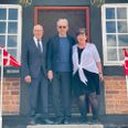 En lille, sluttet kreds markerede højtdieligt og muntert 50-året for vielser på ebeltoft Rådhus. Fra venstre er det giftefoged Ole Bjerregaard, i midten er dagens hovedperson John Christoffersen og til højre museumsmedarbejder Dorte Helgren, som gør et stort arbjede i at få de mange vielser til at flyde problemfrit. Foto: Anne Frank Henriksen