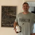 Bjarke Christensen startede seniorfodboldholdet Pingvinerne i 2018 som en kommentar til kommunalbestyrelsens støtte til pingvinanlægget på Kattegatcentret. Derfor pingvinen, som han står med på billedet. Som det ses, har skitsen over Allingåbro en central plads hjemme i spisestuen. Foto: Anette Bonde.