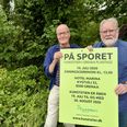 Formand for kunstforeningen På Sporet Palle Jensen (tv.) og projektleder Ingolf Steffensen, som i øvrigt igen udstiller på Kunststien, er klar til at byde velkommen til årets udgave af kunstoplevelsen i naturen. Kunstruten starter og slutter omkring Hotel Marina, og således er der god mulighed for at slutte turen med en kop kaffe. Foto: Simon Carlson
