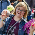 Festivalglæden fyldte foran scenen, især da regnen forsvandt og solen fik fat. Foto: Mike Madsen