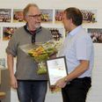 Martin Bjerregaard (tv) overrækker Thorsørosen med 1.000 kr, til Svend Aage Laursen. Pressefoto