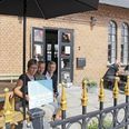 Pernille Breum Lund, sammen med leder Kenneth Flammild og filialdirektør i Nordea Daniel Lilleris, er en af caféens gæster, der nu kan se frem til de fællesskaber, som de to nye madklubber giver.