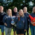Dette trænerteam fra IF Midtdjurs Fodbold er nomineret til Fritidsprisen 2022. Hvis du vil se, om de får en Syddjurs Award 2022, kræver det, at du hurtigtst muligt køber en billet til showet 15. september i Rønde Idrætscenter. Foto: Anne Steen, Worth Keeping ApS.