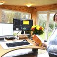Lotte Rosdahl med sin bog, som hun nu tager ud og holder foredrag om. Foto: Anette Bonde.