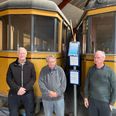 Morten Jørgensen (i midten) omkranset af Frands Frandsen (tv.) og Søren Skovsen (th.) foran et af de mange klenodier. museet er så rig på - en sporvogn fra de gyldne dage i Aarhus, før sporvognsdriften gik ind i 1971. Foto: Lars Norman Thomsen