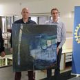 Jørgen og Henrik Andersen fik maleriet overrakt af borgmester Nils Borring (tv)