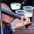 Er man ferm på en violin, kan det fremkalde de mest vidunderlige toner. Er man ikke, er resultatet for det meste knap så himmelsk. Tirsdag blev det for meget for en kvinde midt i Aarhus. Arkivfoto: Finn Frandsen.