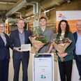 Silas Seier Funch har lavet årets bedste fagprøve inden for logistik i Danmark. Her ses han i midten sammen med fra venstre vicedirektør i Dansk Industri, Signe Tychsen Philip, direktør hos DS Smith, Dan Johannesen med plaketten for Årets Uddannelsessted, teamleder Julie Katholm, DS Smith, og seniorkonsulent Simon Tøgern, HK Privat. Foto: Anni Nordahl