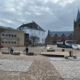 Håndværkerne er i gang på Torvet i Grenaa, hvor man nu håber, at der endelig kan komme gang i springvandet i Skålen. Foto: Søren Andersen