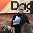 Sognepræst Jørgen Gleerup præsenterer et væld af store og små erindringsbilleder ved sogneaften torsdag 6. januar i Tved Forsamlingshus. Arkivfoto: Martin Schultz