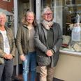 Styregruppen bag 50-års fejringen af Ebeltoftgarden har taget plads foran butiksvinduet til Ebeltoft Guld og Sølv i Adelgade, hvor indehaver og også tidligere garder Jane Schmidt har pyntet op med gamle uniformer og klenodier fra gardertiden, som kvinderne kun husker for noget godt. Fra venstre er det Hanne Ravn, Helle Sejersen og Susanne Lykke. Foto: Anne Frank Henriksen