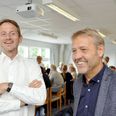 Venstres borgmesterkandidat Flemming Nørgaard (th) glæder sig over godt besøg af finansminister Kristian Jensen.