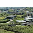Ved opførelse af store (og populære) sommerhuse med moderne faciliteter bør kommunerne fremover i højere grad tilrettelægge lokalplanerne, så nye udstykninger ikke konflikter med ældre sommerhusområder i forhold til trafik og støj. Arkivfoto: Ernst van Norde