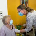 Alle på 50 år og derover får tilbudt Covid-19-vaccination - og alle på 65 år og og derover får tilbud influenza-vaccination. Arkivfoto