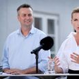 Leif Lahn Jensen, der her ses sammen med statsminister Mette Frederiksen, svarer med klimakritiker Helge Smith. Arkivfoto