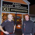 Godt naboskab i en årrække har nu ført til, at XL-BYG Ryomgård Tømmerhandel & Byggecenter repræsenteret ved direktør og medejer Bent Lerke Kristensen (tv.), og Svend Pilgaard Automobiler A/S repræsenteret ved direktør Jørgen Pilgaard har underskrevet en købsaftale, som betyder, at førstnævnte køber sidstnævntes matrikel, der sikrer, at XL-BYG kan udvide med flere kvadratmeter under tag, og at Svend Pilgaard Automobiler fortsætter med at drive virksomhed som nu. Foto: Lars Norman Thomsen