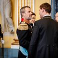 Borgmester i Aarhus Kommune, Anders Winnerskjold (S), hilser på kong Frederik til nytårskuren, hvor byens fodboldflagskibs tilstand blev vendt. Foto: Mads Claus Rasmussen/Ritzau Scanpix
