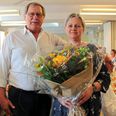Lokalformand Finn Sørensen overrakte blomster og bød velkommen til medlem nummer 4000: Gitte Wittus-Kåstrup fra Virring. Foto: Grethe Bo Madsen