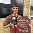 Tumle, julemandens klodsede alf, beder Syddjurs’ børn om hjælp til at genskabe Juleånden. Pressefoto