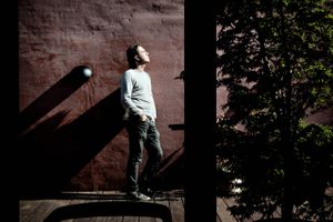 Filmklipperen, Mikkel EG Nielsen, arbejder i dag på samme måde som sin musikalske familie, der formede hit efter hit om ørerne på ham i Feedback Studiet. Nu er han Oscarnomineret igen og mener, at: »Det er helt vildt«.