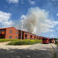 I nye bygninger, der endnu ikke er taget i brug i Flintehaven, Harlev, er der torsdag udbrudt en voldsom tagbrand. Foto Presse-fotos.dk