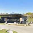 Moesgaard Strandkiosk er igen åben efter den voldsomme hændelse fredag formiddag, hvor en mand pludselig dukkede op og raserede kiosken. Foto: Google Maps