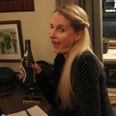 Journalist Mai-Britt Jeppesen er på Bro Café for første gang. Foto: Camilla Olesen