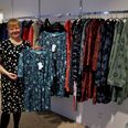 Anette Sørensen har haft pæn succes med at indføre det spanske tøjmærke Skunkfunk i sit sortiment. Skunkfunk produkterne er produceret af bæredygtige materialer som bambus, økologisk bomuld og genanvendt polyester. Foto: Lars Norman Thomsen