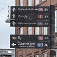 I stik modsatte retning skiltes for cyklister til Molslinjen på Hjørnet af Mejlgade og Graven. Det er formentlig ikke blevet vendt, da færgelejet flyttede (taget i Mejlgade i retning af Nørrebrogade). Foto: Lars Østergaard