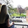 Det var på altanen, at Louise igen så indbrudstyven, og det var herfra, at hun kunne guide politibetjentene til ham, så de kunne foretage en anholdelse