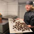 Nicolai Formsgaard Bruun bruger 4-5 timer hver dag udenfor skoletiden på at lave chokolade op til juletiden, som han sælger over internettet og i en bod i Tivoli.