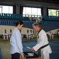 Lodtrækningen i Korea, hvor Momme Knutzen fandt ud af, hvilken serie af blokeringer, slag og spark han skulle vise til 9. dan-gradueringen. Privatfoto