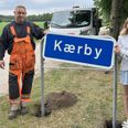 På billederne er Lars ”Sneplov” og Ingvild Aagaard Sørensen. Hun skaffede byskiltene, han kom med dem. Foto: Privat.