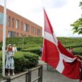 Mathilde Skamriis Laursen hejste selv flaget foran SCU, da hun blev årets første HF-student. Pressefoto