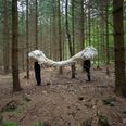 Katrine Borup og Iben West har brugt et 20 meter bredt ubleget lagenlærred. Bag stofinstallationen i Objekt ligger den simple ide at hejse 20 meter ubleget lagenlærred op fra jorden på en enkel (uden værktøj) måde. Pressefoto