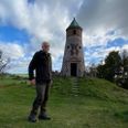 Formand for tårnlauget, Knud Overgaard Nielsen, står foran Todbjergtårnet, som har stået på toppen af Møllebakken siden 1927.