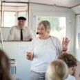 Anne Lise Bang Kirkegaard her fotograferet, da hun holdt foredrag om Ole Lund Kirkegaards forfatterskab for en flok elever i 3. klasse på skibet Dagmar. Foto: Per Bille