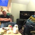 Casper på 19 år og Bibi (gruppeleder) i samtale i ”hyggestuen” på 1. salen i Medborgerhuset. Pressefoto