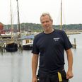 Hans Juel er havnefoged på fiskeri- og lystbådehavnen i Ebeltoft. Han har aldrig set så mange mennesker på havnen som i år. Det glæder ham, selvom det har betydet en travl sommer for ham. Foto: Stine Østergaard